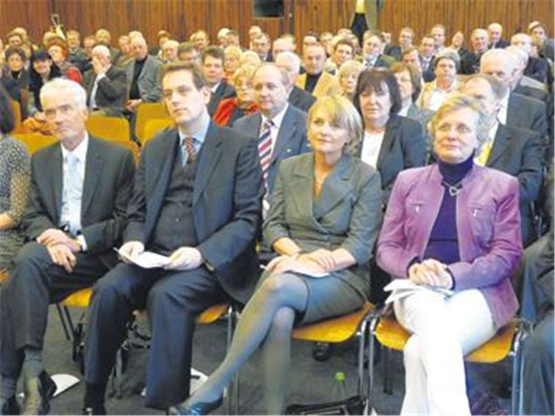 Der baden-württembergische Justizminister Ulrich Goll, Bundestagsabgeordneter Erik Schweickert, die Pforzheimer Landtagskandidatin Monika Descharmes und die Bezirksvorsitzende Nordschwarzwald Bärbl Maushart (v. li.) beim Neujahrsempfang der FDP im Reuchlinhaus. 
Foto: Roth