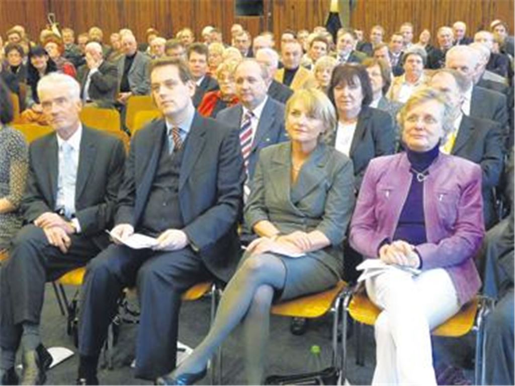 Der baden-württembergische Justizminister Ulrich Goll, Bundestagsabgeordneter Erik Schweickert, die Pforzheimer Landtagskandidatin Monika Descharmes und die Bezirksvorsitzende Nordschwarzwald Bärbl Maushart (v. li.) beim Neujahrsempfang der FDP im Reuchlinhaus. 
Foto: Roth