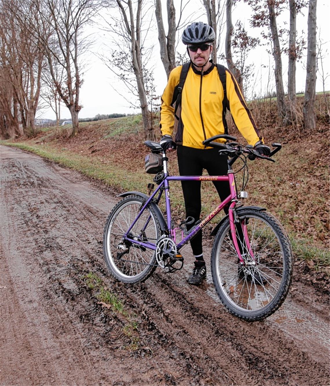 Der begeisterte Radler Bernd Bruckner zeigt die Missstände auf dem verdreckten Weg, der mittlerweile vom Bauhof geräumt worden ist. Foto: Sadler