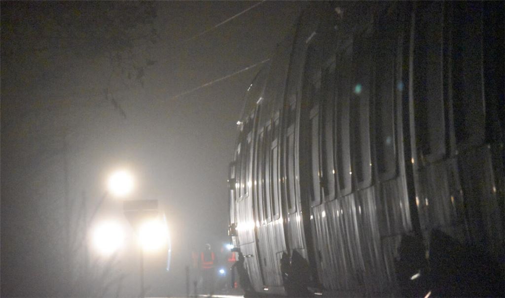 Der bei Maulbronn im „stromlosen Bereich“ stehengebliebene Zug der SWEG kurz vor dem Abschleppen. Foto: Myroshnichenko