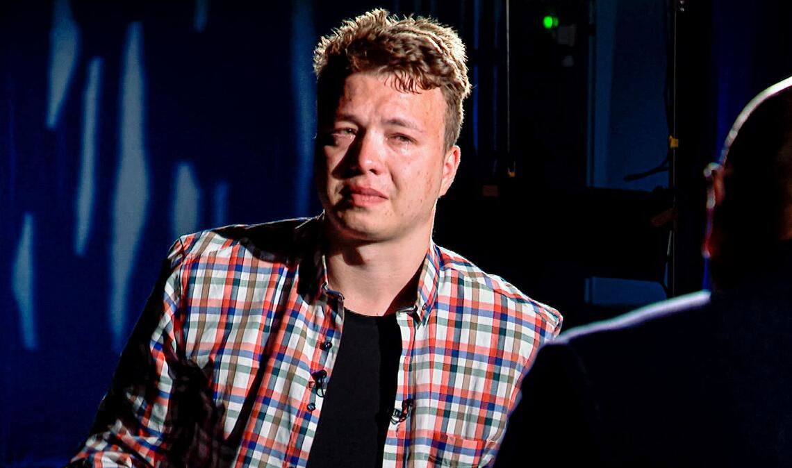 Der belarussische Blogger Roman Protassewitsch soll schon bei seiner Festnahme in einem in Minsk zur Landung gezwungenen Flugzeug für den Geheimdienst seiner Heimat gearbeitet haben. (Archivbild)