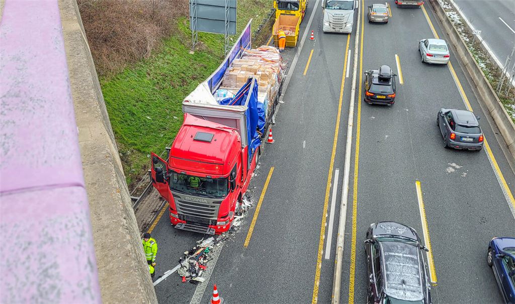 Der beschädigte Lkw auf der A8. Foto: Einsatz-Report 24