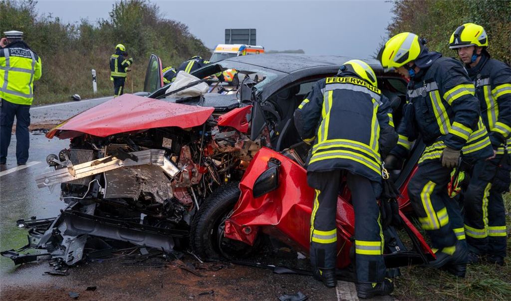 Der beteiligte Renault wird bei dem Frontalzusammenstoß total zerstört. Foto: Recken