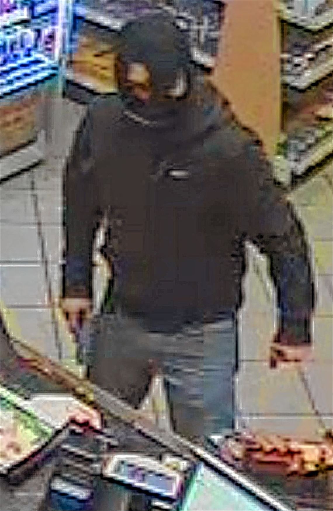 Der bewaffnete Räuber beim Überfall. 