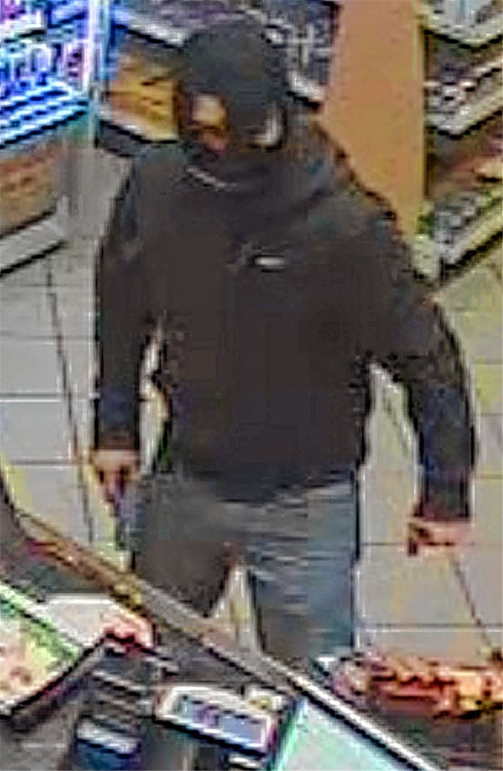 Der bewaffnete Räuber beim Überfall. 