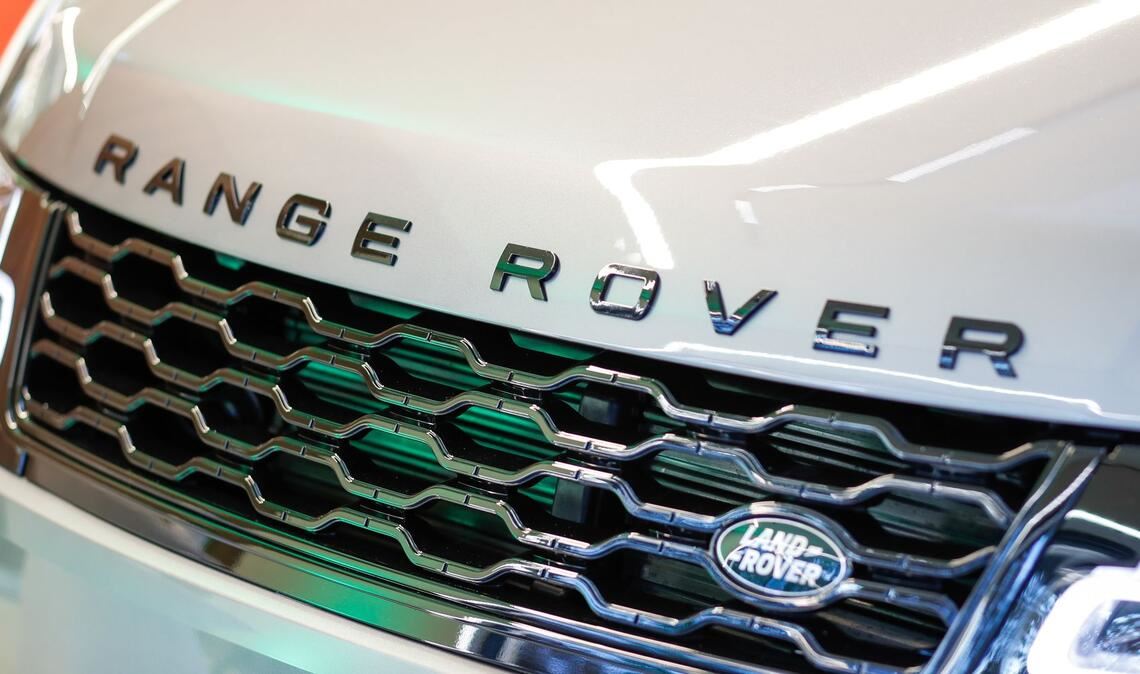 Der britische Autobauer Jaguar Land Rover muss wegen einer Cybertattacke schwere Störungen bei Produktion und Verkauf hinnehmen.