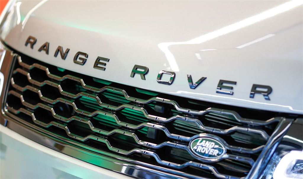 Der britische Autobauer Jaguar Land Rover muss wegen einer Cybertattacke schwere Störungen bei Produktion und Verkauf hinnehmen.