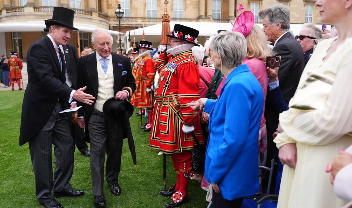 Der britische König Charles III. (2.v.l), trifft während der jährlichen Gartenparty im Buckingham Palace Barbara Keel (2.v.r), die das Barby Keel Animal Sanctuary gegründet hat.