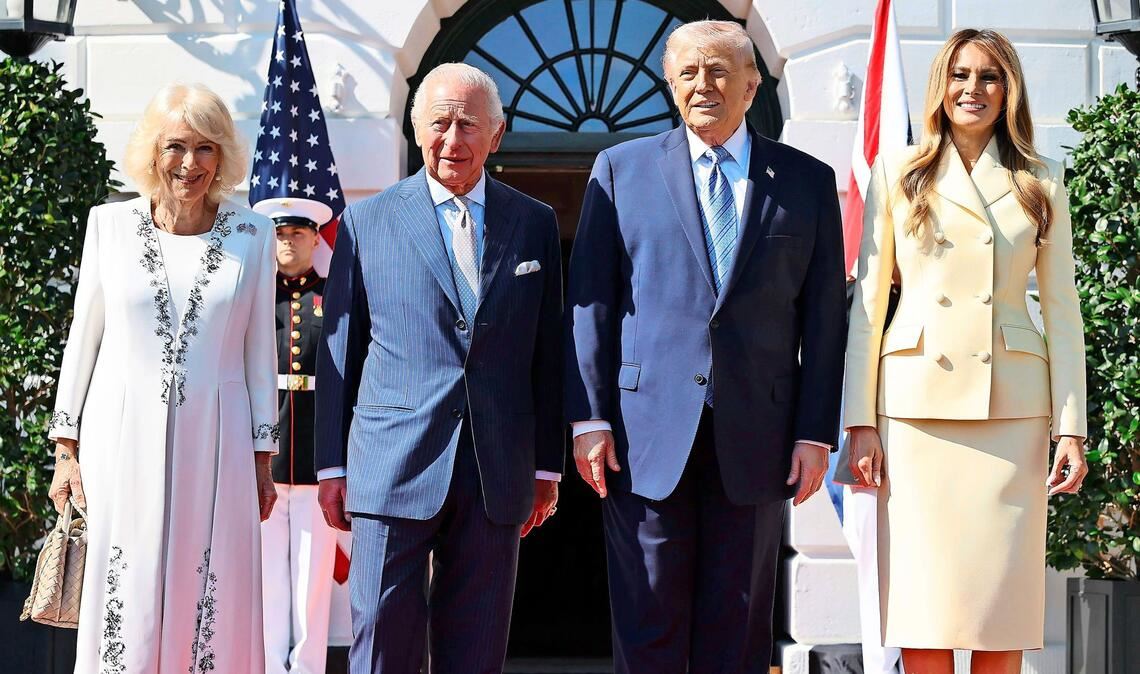 Der britische König Charles III. (2.v.l.) und Königin Camilla (l) werden am ersten Tag des Staatsbesuchs in den USA von US-Präsident Donald Trump (2.v.r.) und First Lady Melania Trump vor dem Weißen Haus begrüßt.