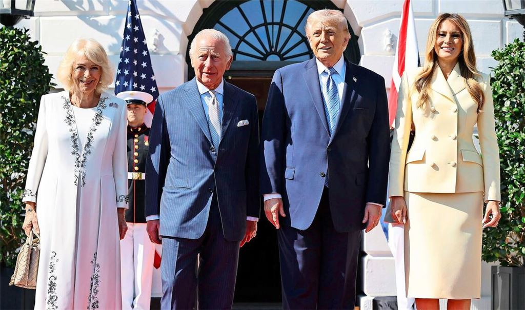 Der britische König Charles III. (2.v.l.) und Königin Camilla (l) werden am ersten Tag des Staatsbesuchs in den USA von US-Präsident Donald Trump (2.v.r.) und First Lady Melania Trump vor dem Weißen Haus begrüßt.