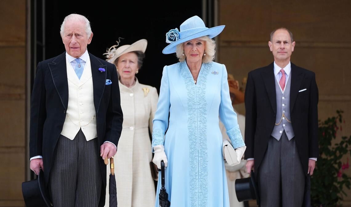 Der britische König Charles III. (l-r), die Königliche Prinzessin, Königin Camilla und der Herzog von Edinburgh stehen vor dem Beginn der jährlichen Gartenparty im Buckingham Palace an der Spitze der Gartentreppe.