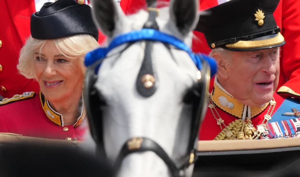 Der britische König Charles III. und Königin Camilla fahren in einer offenen Kutsche zurück zum Buckingham Palace während der "Trooping the Colour", der jährlichen Geburtstagsparade des Königs.