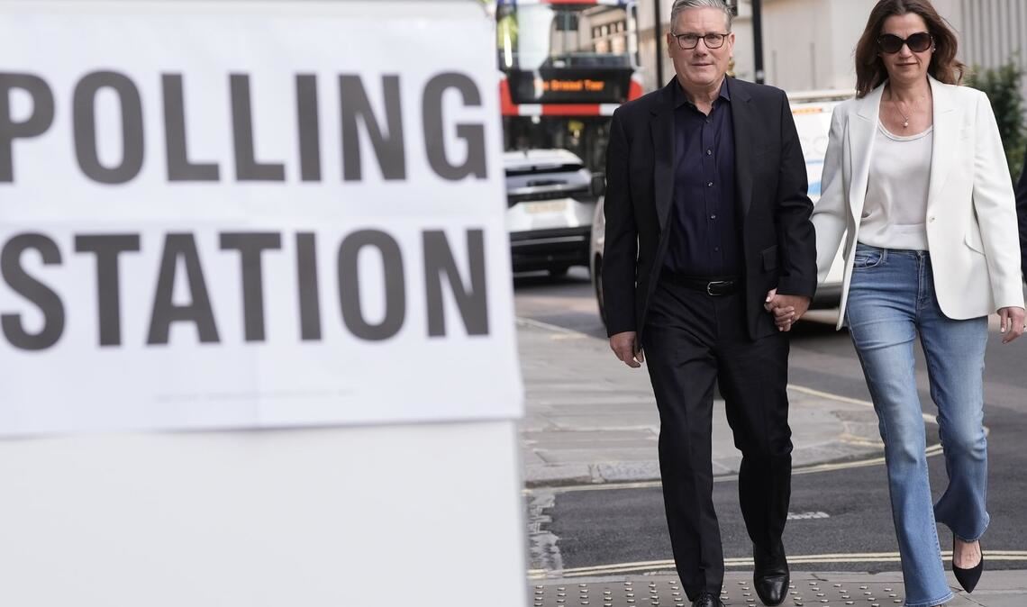 Der britische Premier Keir Starmer und seine Frau Victoria auf dem Weg zum Wahllokal.