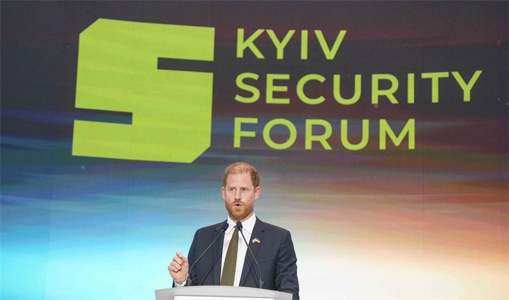 Der britische Prinz Harry reist nicht im Auftrag des Königshauses, sondern auf eigene Faust.