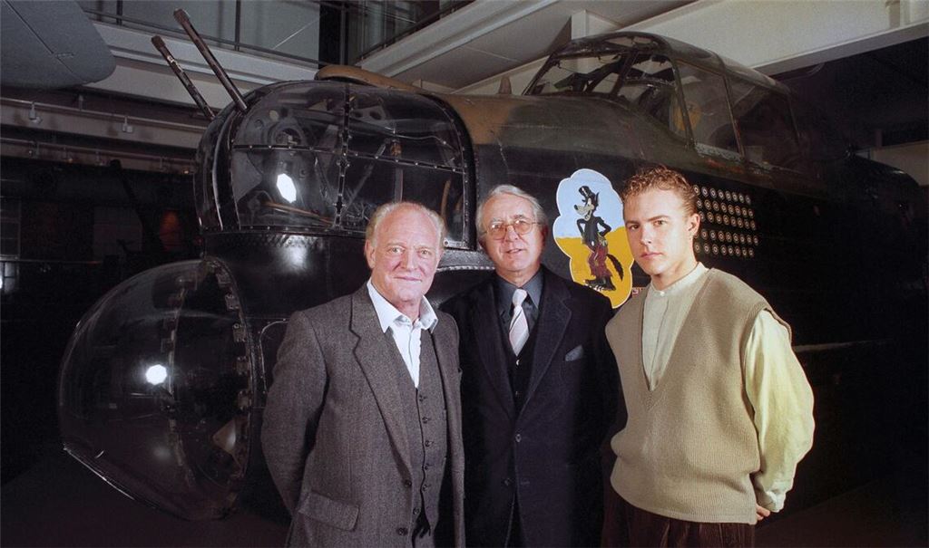 Der britische Spionagethriller-Autor Len Deighton (Mitte) ist im Alter von 97 Jahren gestorben. (Archivbild)