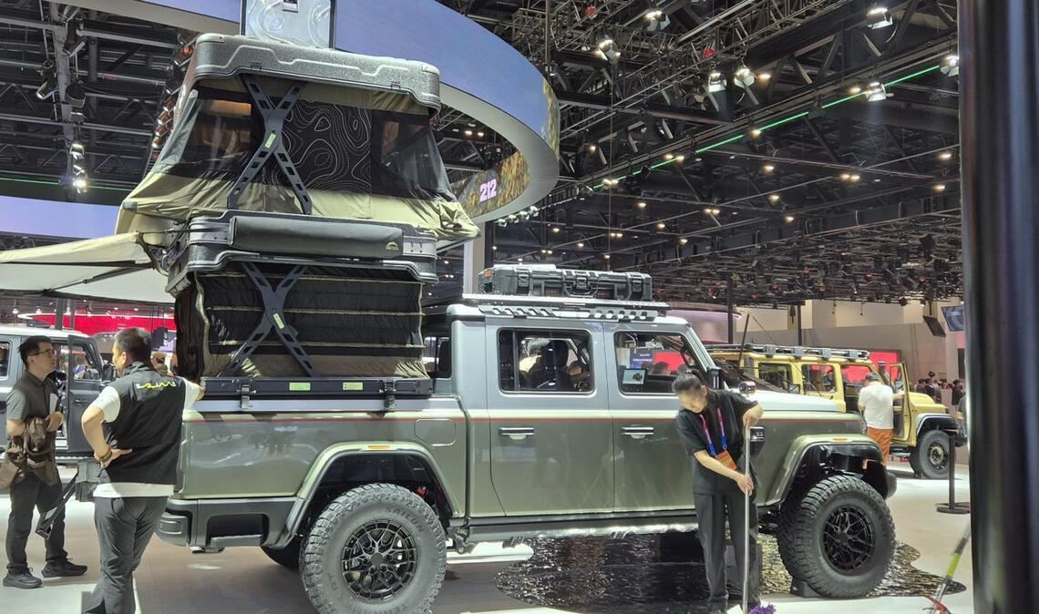 Der chinesische Fahrzeughersteller BAW stellt sein Modell 212 als Pick-up zusammen mit einem Dachzelt von Wild Land aus. Mit seiner Höhe durch die Konstruktion auf der hinteren Fläche ragt das Fahrzeug heraus – wortwörtlich.