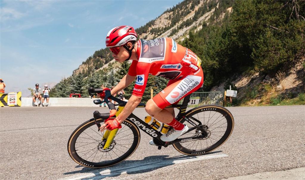 Der dänische Rad-Star Jonas Vingegaard im Roten Trikot des Gesamtführenden.