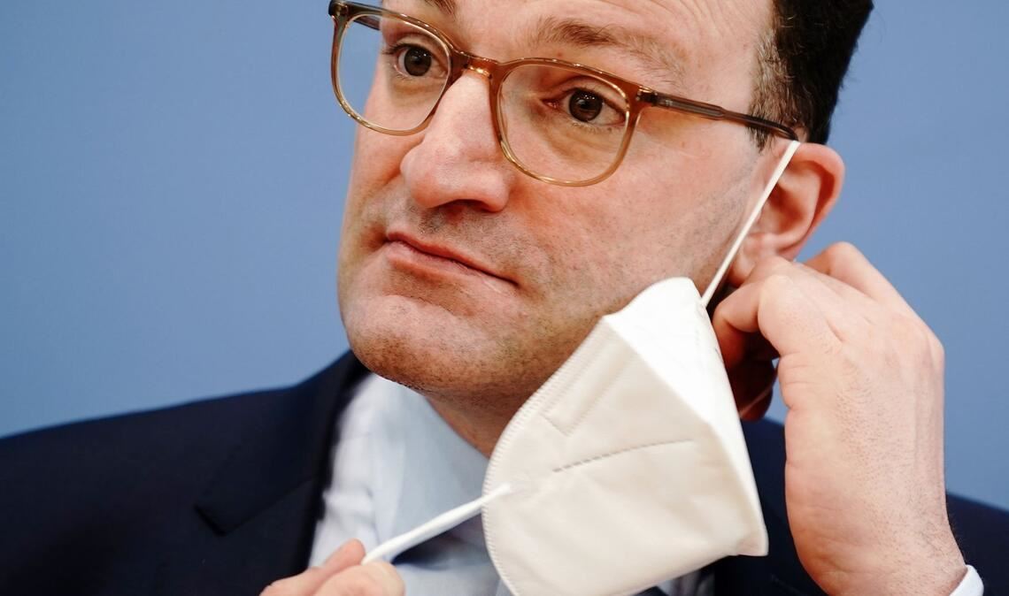 Der damalige Bundesgesundheitsminister Jens Spahn im März 2021 bei einer Pressekonferenz - mit FFP2-Maske, wie es damals üblich war.