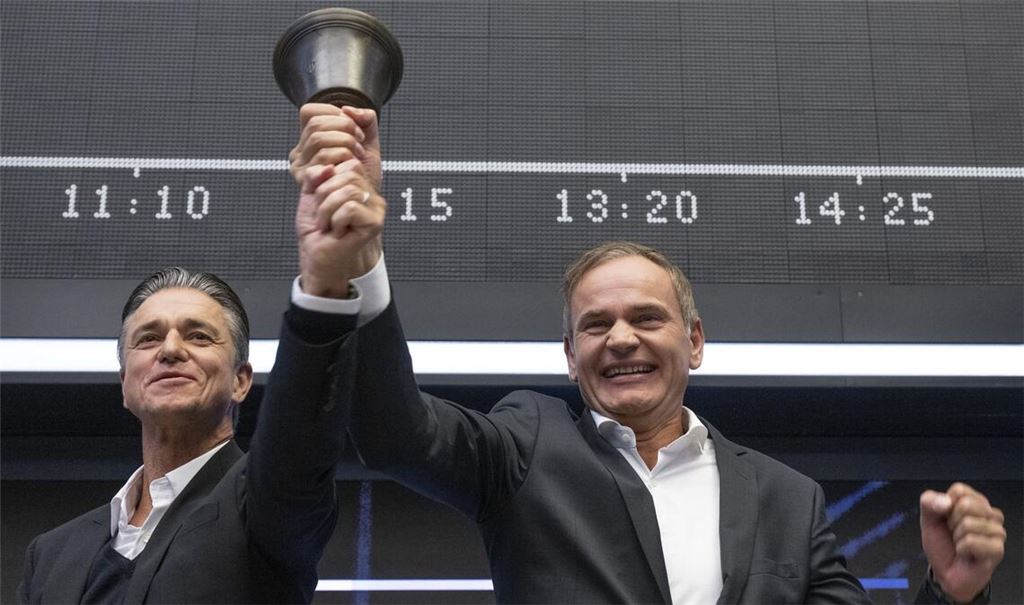 Der damalige Finanzvorstand Lutz Meschke (links) und Vorstandschef Oliver Blume jubeln am 29. September 2022 an der Frankfurter Börse – nun ist Porsche  erstmals seit dem Börsengang  in die Verlustzone gefahren.