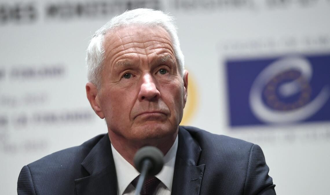Der damalige Generalsekretär des Europarates, Thorbjörn Jagland, spricht während der Pressekonferenz 2019 (Archivbild).