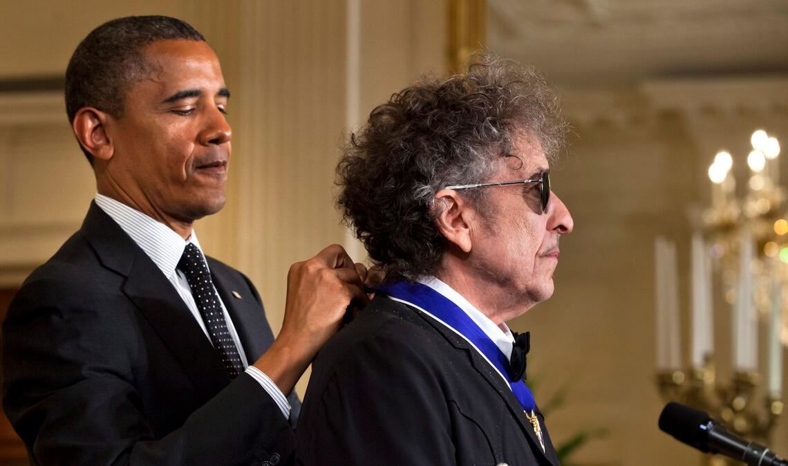 Der damalige US-Präsident Barack Obama zeichnete Dylan 2012 persönlich mit der Freiheitsmedaille aus. (Archivbild)