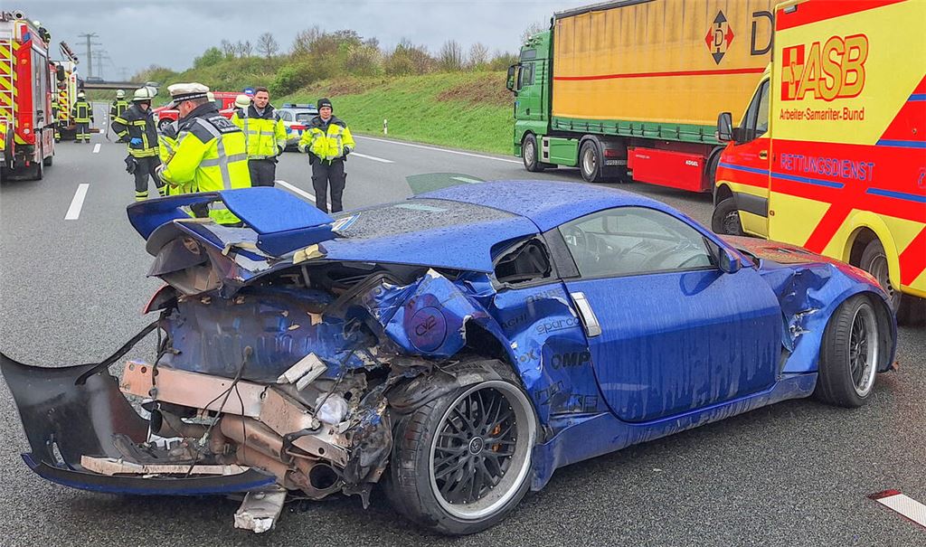 Der demolierte Sportwagen. Foto: Rott/EinsatzReport24