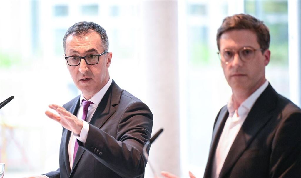 Der designierte Ministerpräsident Baden-Württembergs Cem Özdemir (links) und sein designierter Vize Manuel Hagel