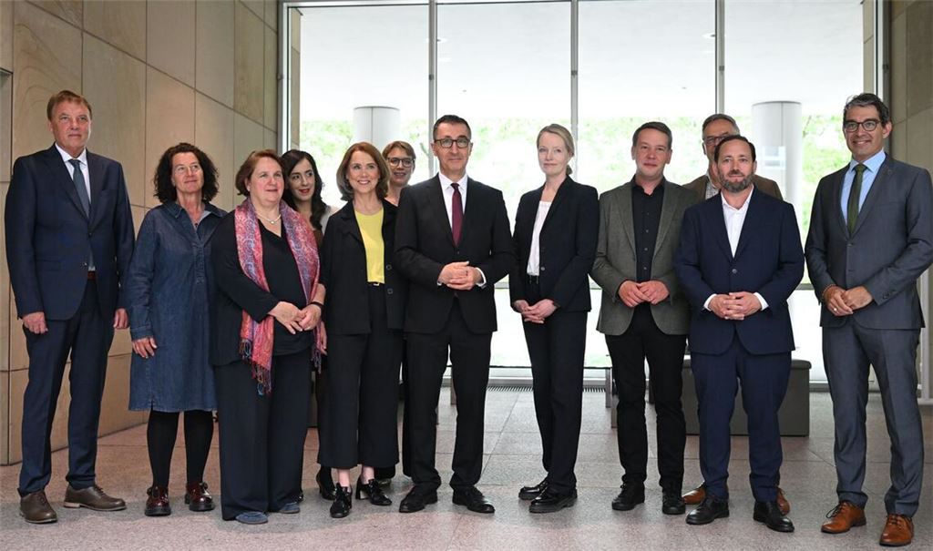 Der designierte Ministerpräsident Cem Özdemir (Bündnis 90/Die Grünen) stellt bei einem Pressestatement im Foyer im Haus der Abgeordneten die Ministerinnen und Minister der Grünen für die neue Landesregierung vor.