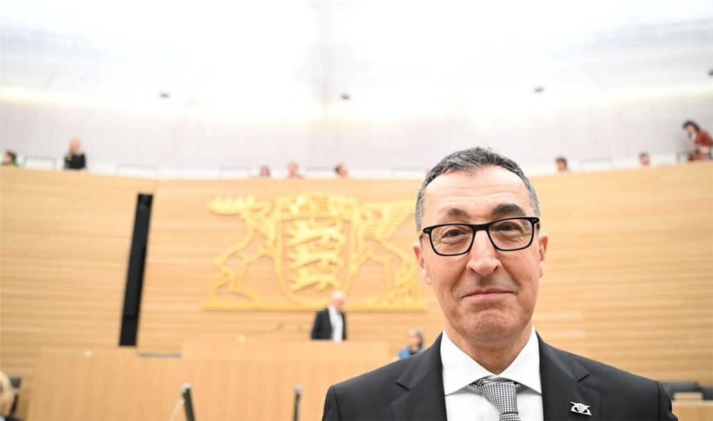 Der designierte Ministerpräsident Cem Özdemir (Grüne) bei der konstituierenden Sitzung des Landtags. Am Mittwoch soll Özdemir zum Ministerpräsidenten gewählt werden.