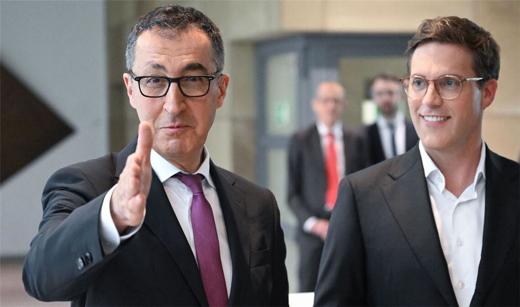 Der designierte Ministerpräsident Cem Özdemir (Grüne) und sein Vize in spe Manuel Hagel (CDU) bei der Vorstellung des Sondierungspapiers.