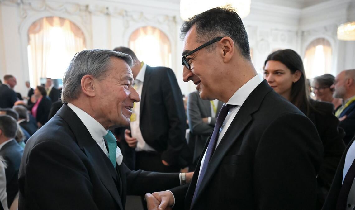 Der designierte Ministerpräsident Cem Özdemir (rechts) begrüßt den langjährigen Trigema-Chef Wolfgang Grupp.