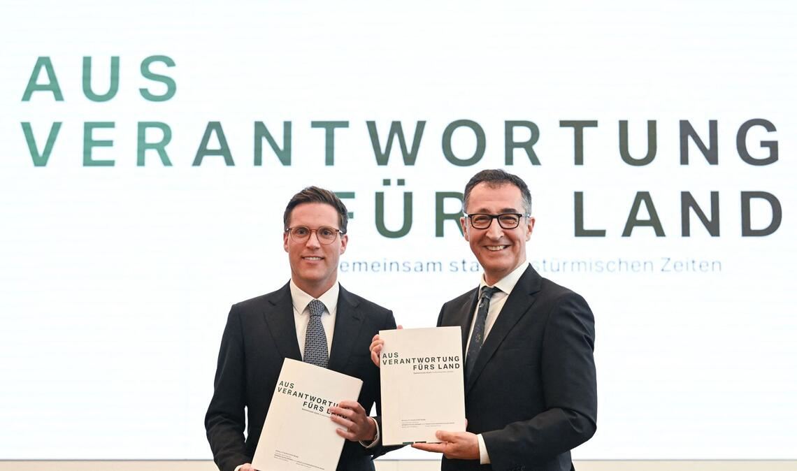 Der designierte Ministerpräsident Cem Özdemir von den Grünen präsentiert gemeinsam mit CDU-Landeschef Manuel Hagel den Koalitionsvertrag.