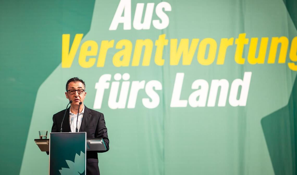 Der designierte Ministerpräsident von Baden-Württemberg, Cem Özdemir. Die Grünen haben am Samstag in Stuttgart dem Koalitionsvertrag mit der CDU klar zugestimmt.
