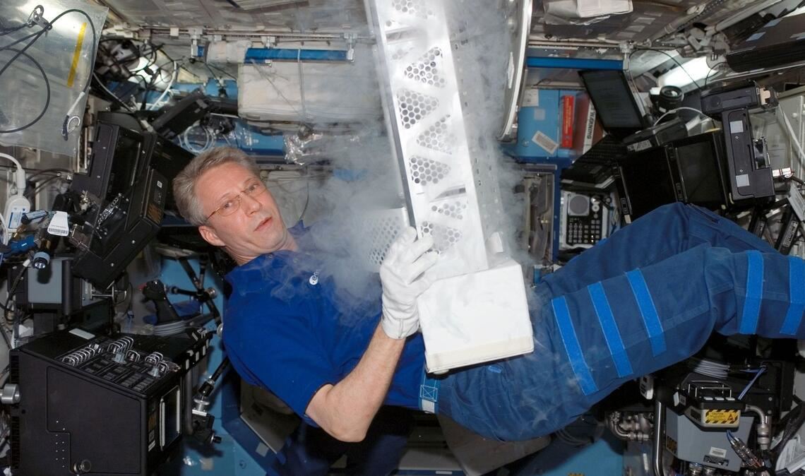 Der deutsche Astronaut Thomas Reiter an Bord der Internationalen Raumstation ISS: Hier hantiert er mit Teilen einer Laborgefriereinrichtung.