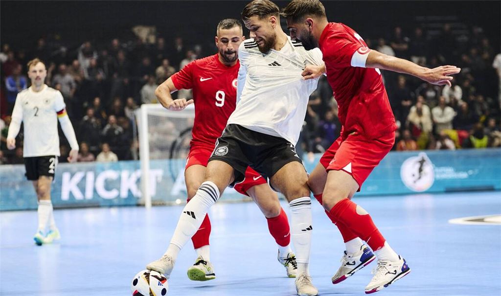 Der deutsche Nationalspieler Maximilian Grünberg (Mi.) spielt künftig für den deutschen Meister TSV Weilimdorf.