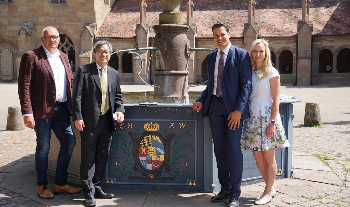 Ein Hauch Weltpolitik im Weltkulturerbe Der diplomatische Vertreter Taipehs, Professor Dr. Jhy-Wey Shieh (2.v.li.), mit Bürgermeister Aaron Treut, dem gemeinsamen Bekannten Axel Fischer (li.) und Treuts Ehefrau Ute. Dem Gast wird die Klosteranlage in einem Rundgang präsentiert. Foto: Bastian