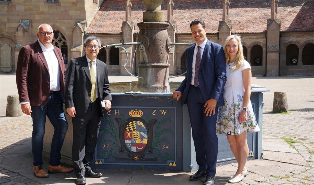 Der diplomatische Vertreter Taipehs, Professor Dr. Jhy-Wey Shieh (2.v.li.), mit Bürgermeister Aaron Treut, dem gemeinsamen Bekannten Axel Fischer (li.) und Treuts Ehefrau Ute. Dem Gast wird die Klosteranlage in einem Rundgang präsentiert. Foto: Bastian