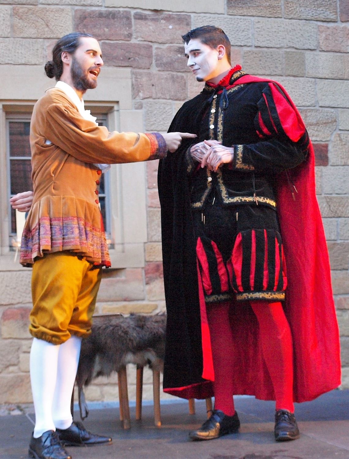 Der doppelte Faust bei der Aufführung der Theatergruppe „Laterna Mystica“ – einmal klassisch-literarisch und einmal als Lebensgeschichte der historischen Person (re.). Fotos: Filitz