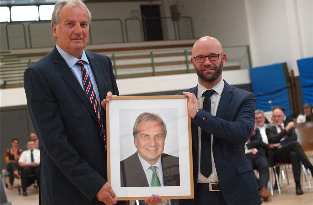 Der doppelte Hopp: Alexander Kozel überreicht seinem Vorgänger zum Abschied ein Portrait. Fotos: Filitz