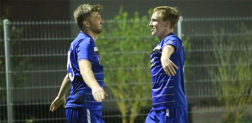 Der doppelte Torschütze Anton Schaubert (li.) und Marvin John, der einmal traf, haben gegen Ispringen II viel zu jubeln. Foto: Huber