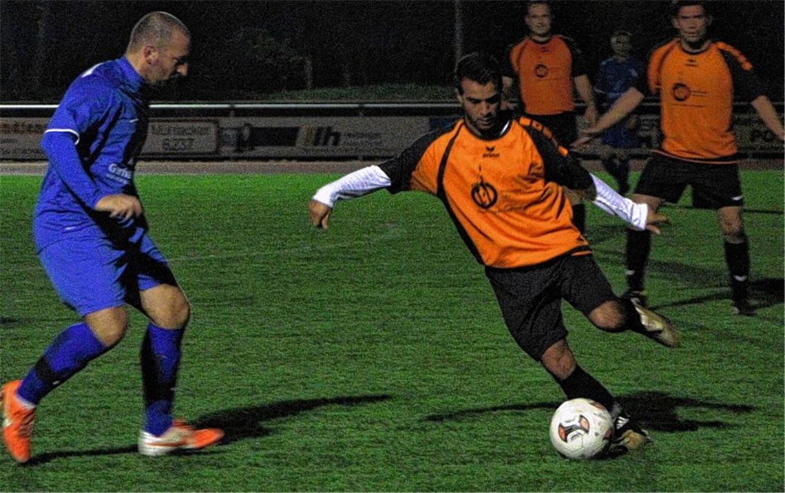 Der dreifache Torschütze Necati Bulut (am Ball) spielt mit seinen Dribblings die Wilferdinger Abwehr immer wieder schwindlig.