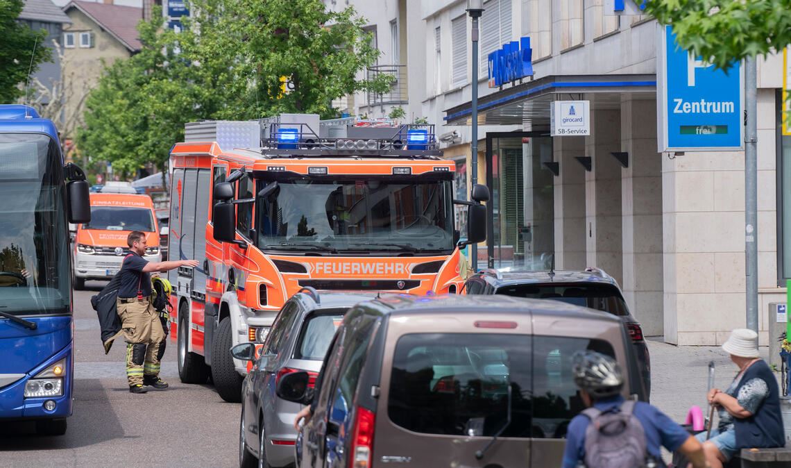 Der dritte Einsatz für die Mühlacker Feuerwehr: Im dritten Obergeschoss der Volksbank löst ein Rauchmelder aus. Foto: Fotomoment