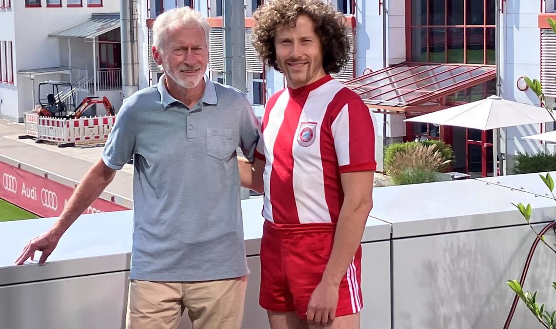 Der echte Paul Breitner und der Mann, der ihn in der Serie darstellt. Foto: RTL/Xiomara Bender