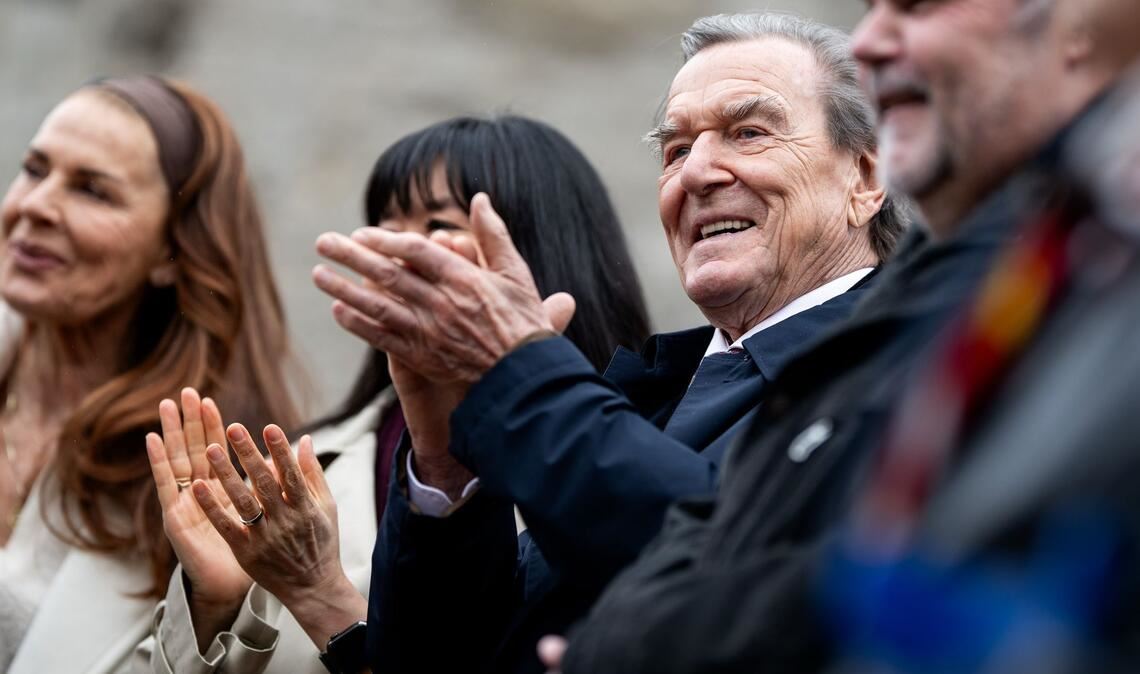 Der ehemalige Bundeskanzler Gerhard Schröder (M r) nimmt teil an der Enthüllung der Statue von Theaterherzog Georg II. von Sachsen-Meiningen.
