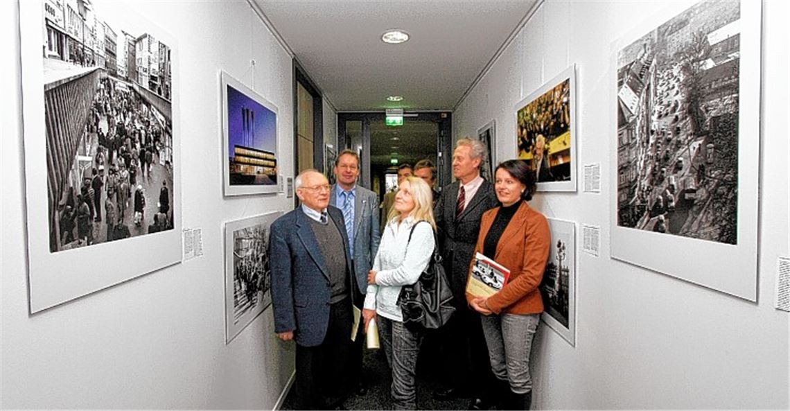 Der ehemalige Gemeinderat Oswald Lutz (v.li.), Rektor Markus Widmann, Gewerbevereinsvorsitzende Regine Fauth, Bürgermeister Jürgen Kurz und die Landtagsabgeordnete des Enzkreises, Viktoria Schmid (CDU), schauen sich in der Ausstellung „Auch die Zukunft hat Vergangenheit“ um. 