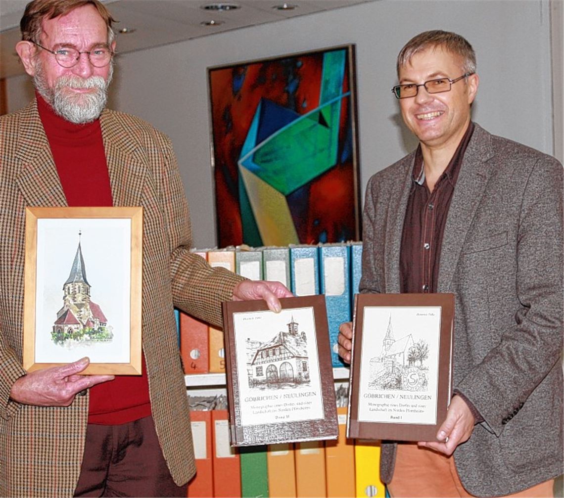 Der ehemalige Göbricher Lehrer Heinrich Tölke (li.) übergibt an Archivleiter Konstantin Huber meterweise Forschungsgrundlagen zu seinem zweibändigen Heimatbuch. Foto: privat