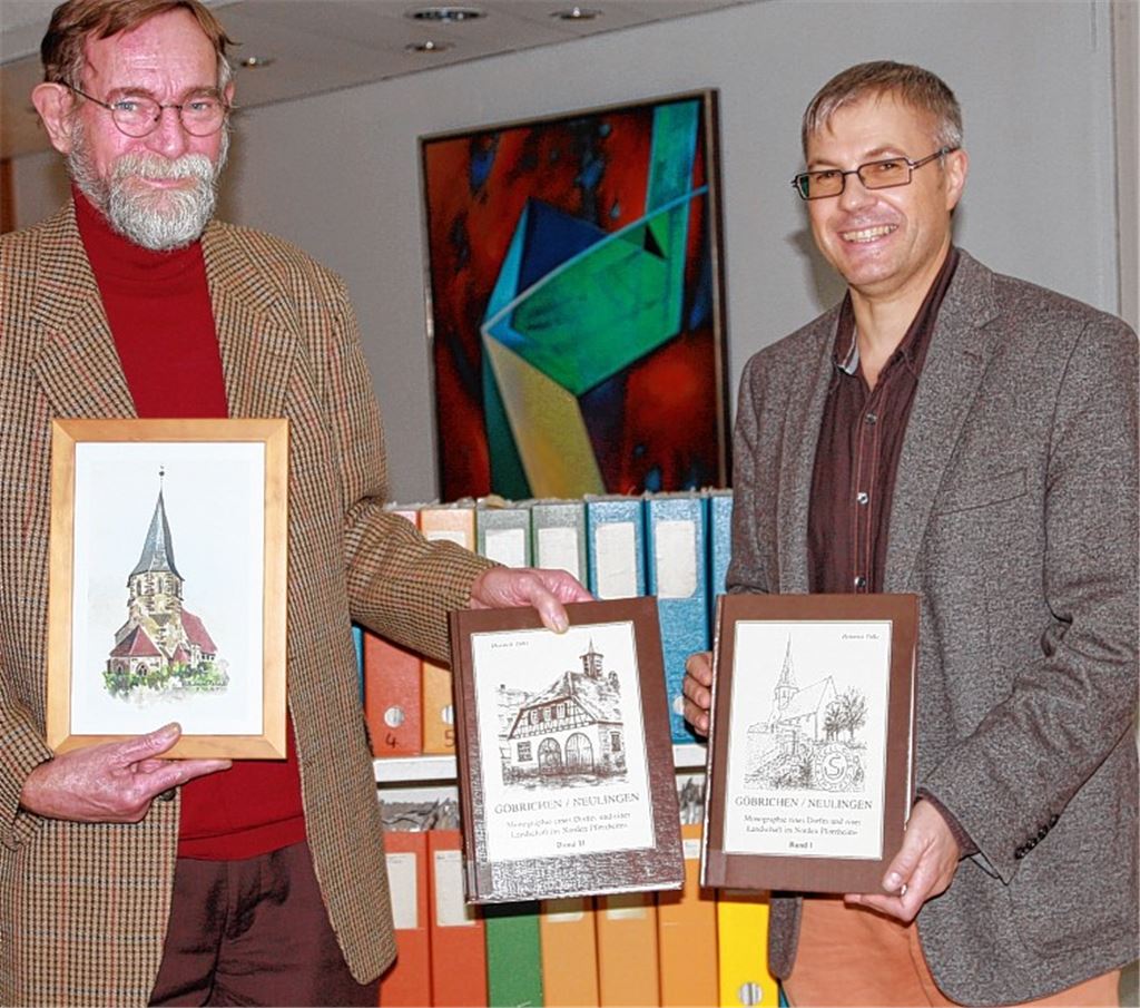 Der ehemalige Göbricher Lehrer Heinrich Tölke (li.) übergibt an Archivleiter Konstantin Huber meterweise Forschungsgrundlagen zu seinem zweibändigen Heimatbuch. Foto: privat