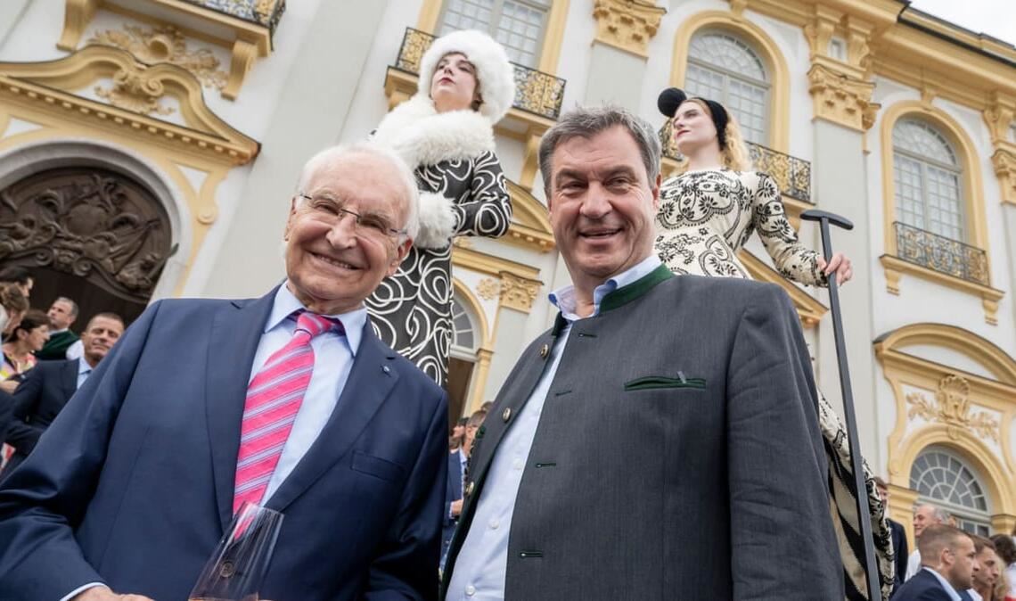 Der ehemalige Ministerpräsident Edmund Stoiber (l, CSU) und Markus Söder (CSU), Ministerpräsident von Bayern, beim feierlichen Sommerempfang des Bayerischen Landtags im Neuen Schloss Schleißheim.