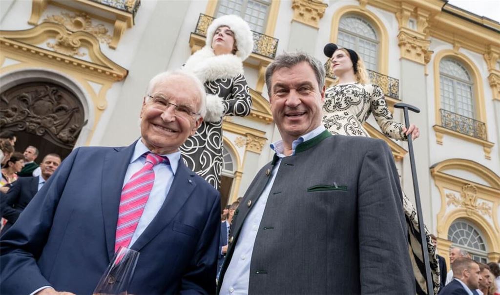 Der ehemalige Ministerpräsident Edmund Stoiber (l, CSU) und Markus Söder (CSU), Ministerpräsident von Bayern, beim feierlichen Sommerempfang des Bayerischen Landtags im Neuen Schloss Schleißheim.