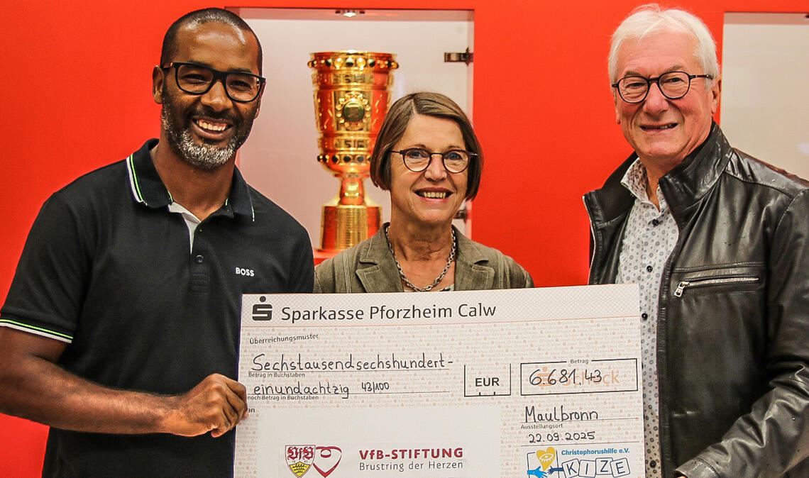 Der ehemalige Nationalspieler Cacau freut sich über die Spende, die Monika Tassotti und Fritz Schäfer überbringen. Foto: privat